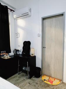 a room with a desk and a door and a table at My Room Sri Aman in Kampong Lamanak