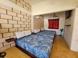 a bedroom with a bed and a brick wall at Departamento El Dorado in Barrio Nuevo
