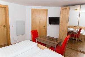 Televízia a/alebo spoločenská miestnosť v ubytovaní Hotel Sonne