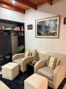 a waiting room with two chairs and a table at Hosteria Posada Drake in Puerto San Julián