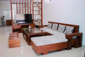 a living room with a couch and a tv at Tám bảy in Cửa Lô