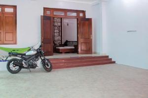 a motorcycle parked in front of a building at Tám bảy in Cửa Lô