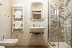 un bagno con lavandino e doccia in vetro di Villa Olga B&B a Formia Altre 39 foto