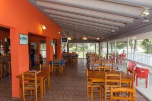 En restaurant eller et spisested på Camping Riba-roja