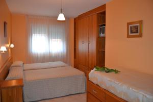 Posteľ alebo postele v izbe v ubytovaní Hostal Pereiriña