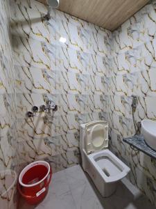 a bathroom with a toilet and a sink at Hotel Vrindavan in Fatehpur Sīkri