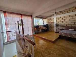 a living room with a couch and a bed in it at Alojamiento El Dorado in Barrio Nuevo
