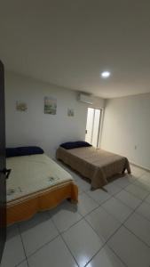 a room with two beds in a room with a window at Hogar ideal in Orizaba