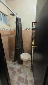 a bathroom with a toilet and a shower at Hogar ideal in Orizaba +5 photos