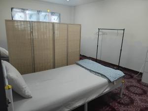 a hospital bed in a room with a window at The Jetty in Nathon Bay +2 photos