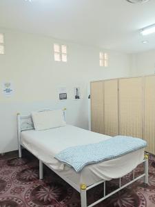 a hospital room with a bed in a room at The Jetty in Nathon Bay
