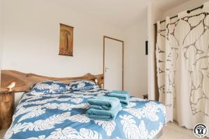 a bedroom with a bed with blue towels on it at Gîte des petites pyrénées in Ausseing