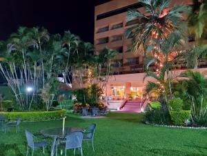 a view of the resort at night at Hotel de Cuautla in Cuautla Morelos