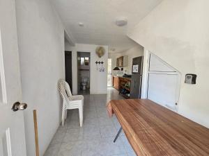 a living room with a wooden table and a kitchen at Casa Golden in Barrio Nuevo