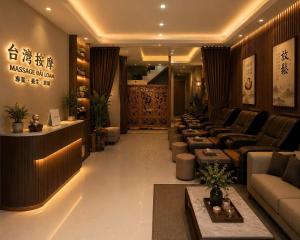 a large lobby with couches and a waiting room at Khách Sạn VizGoo in Bắc Ninh