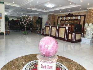 a pink ball in the middle of a lobby at Khách Sạn VizGoo in Bắc Ninh