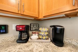 a kitchen counter with a coffee maker and a coffeemaker at Compass Cabin by NW Comfy Cabins in Leavenworth