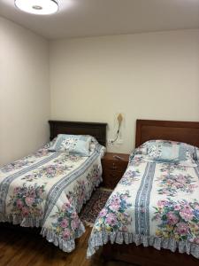 two beds sitting next to each other in a bedroom at House Mei in Oruro
