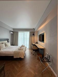 a hotel room with a bed and a desk at Senses Villa By PopDan in Vama Veche