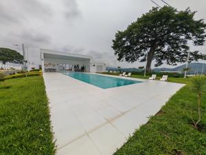 a swimming pool in the middle of a grass field at Hermosa casa cerca de todo in Sitio del Niño