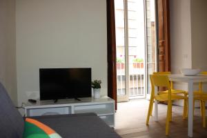 A television and/or entertainment centre at B&B Il Conservatorio
