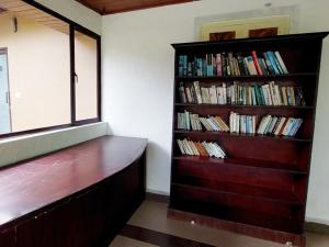 a room with a book shelf filled with books at Mannath Ayur Island Resort in Murinjupuzha