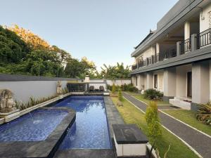 a swimming pool in a yard next to a building at The Lavana Pondok JegegBagus near Pandawa Beach in Ungasan