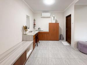 a kitchen with a bench and a sink in a room at The Lavana Pondok JegegBagus near Pandawa Beach in Ungasan