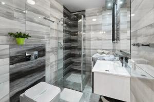 e bagno con servizi igienici, lavandino e doccia. di Apartamenty Szkolna Zakopane a Zakopane