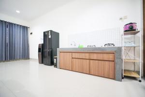 a kitchen with a sink and a refrigerator at Awana Town House 40 in Timuran