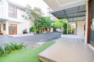 an external view of a house with a patio and grass at Awana Town House 40 in Timuran