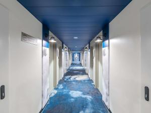 a hallway with blue ceilings in a building at Hotel ibis Lisboa Alfragide in Lisbon +126 photos