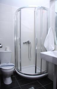 Bilik mandi di Agela Hotel & Apartments
