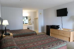 TV a/nebo společenská místnost v ubytování Bent Tree Motel