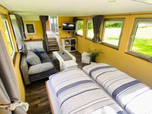 a living room with three couches in a tiny house at Black Pearl in Pölitz