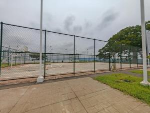 a tennis court behind a chain link fence at Hermosa casa con piscina in Sitio del Niño +7 photos