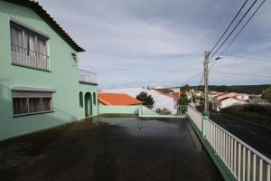 een uitzicht op een straat vanuit een huis bij Nandes Place in Praia da Vitória