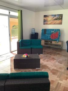 a living room with a couch and a table at Sarahlodge in Tahaa