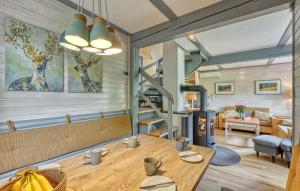 a room with a table and a living room at Maier Kirchheim in Kemmerode