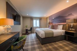 a hotel room with a bed and a desk at Arden House in Dingle +34 photos