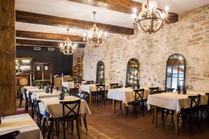 Restaurant o un lloc per menjar a Hotel Podklasztorze