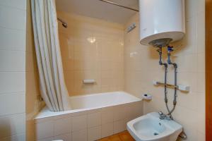 a bathroom with a tub and a toilet and a sink at Snow paradise in Naut Aran