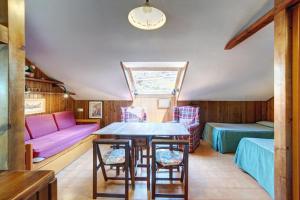 a living room with a table and a couch at Snow paradise in Naut Aran