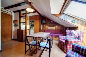 a room with a table and chairs and a couch at Snow paradise in Naut Aran +21 photos