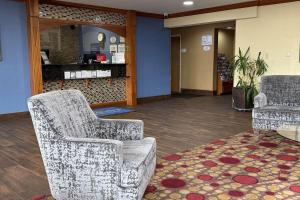 a waiting room with two chairs and a rug at Baymont by Wyndham Evansville North/Haubstadt in Haubstadt