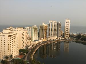una vista aérea de una ciudad con edificios altos en Apartamento en Cartagena, cerca al mar, edificio Nuevo Conquistador, en Cartagena de Indias