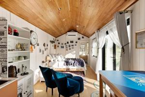ein Zimmer mit einem Bett, einem Tisch und Stühlen in der Unterkunft Anadlu in Beechworth