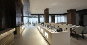 a kitchen with a stoveasteryasteryasteryasteryasteryasteryasteryasteryasteryasteryastery at Surya Grand Hotel in Kalpetta