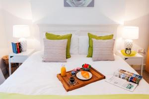 Un pat sau paturi într-o cameră la Dream South Kensington Apartment