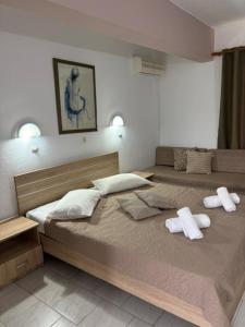 ein Schlafzimmer mit zwei weißen Handtüchern auf einem Bett in der Unterkunft STUDIO ZOE in Marmari
